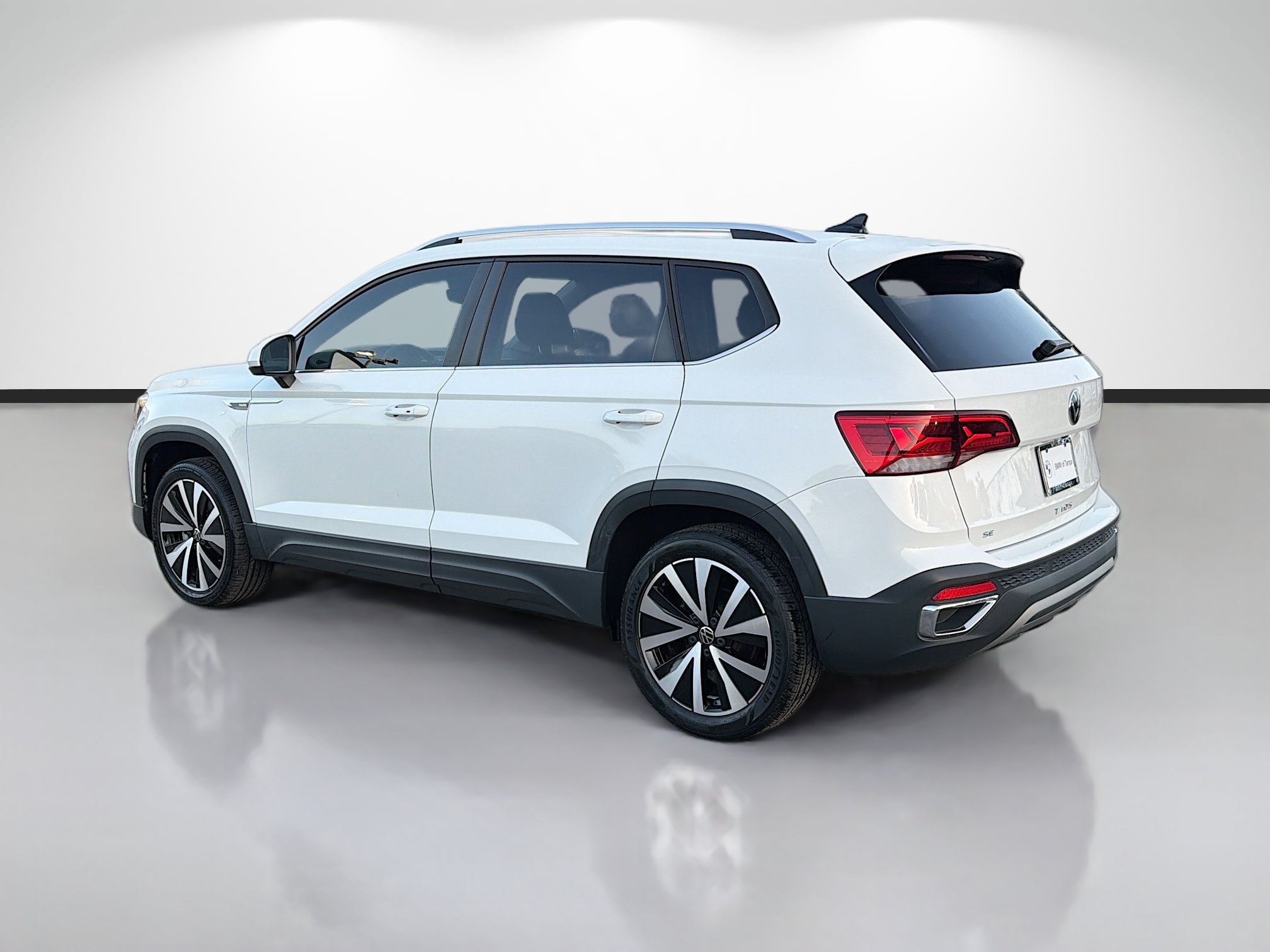 Used 2023 Volkswagen Taos SE w/ Panoramic Sunroof Package FWD image 5