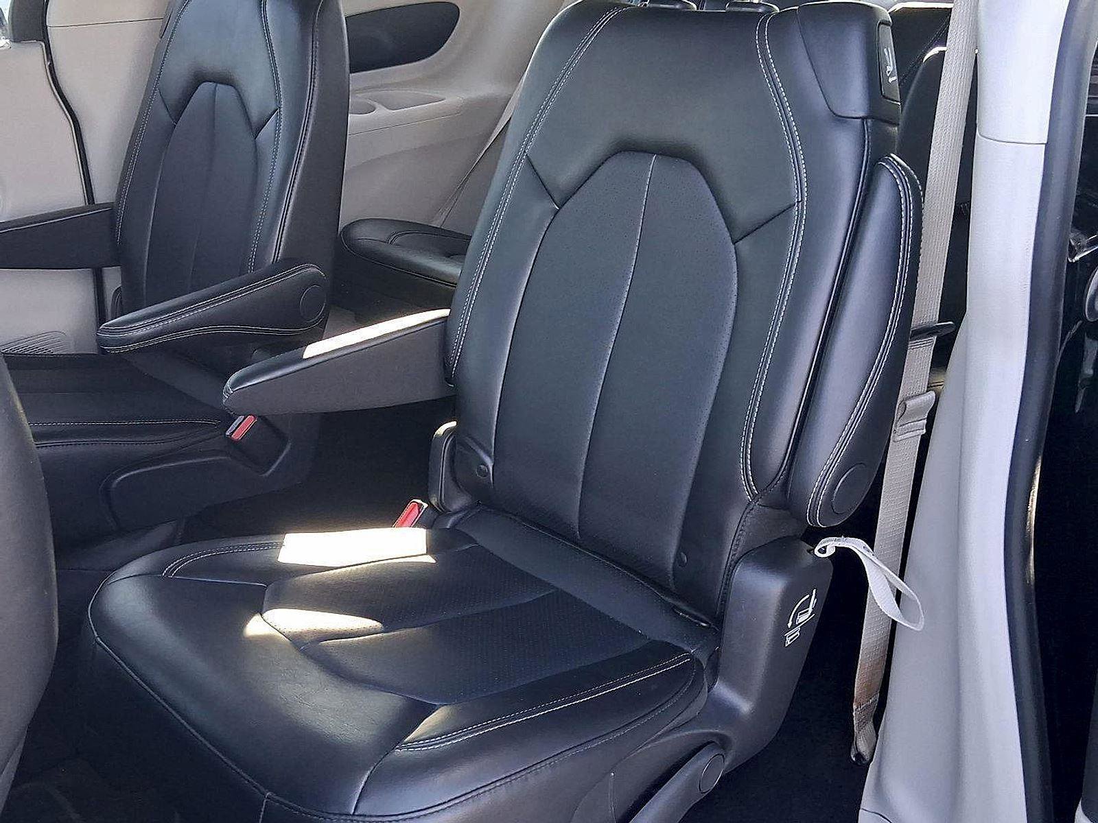 Used 2024 Chrysler Pacifica Touring-L image 12