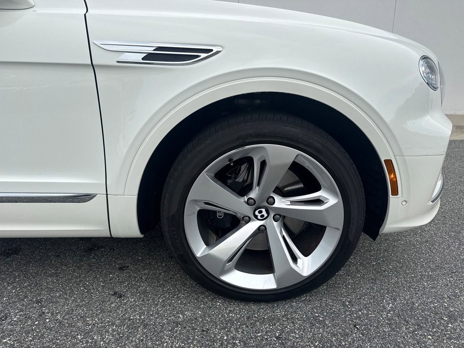 Used 2025 Bentley Bentayga AWD/4WD image 9