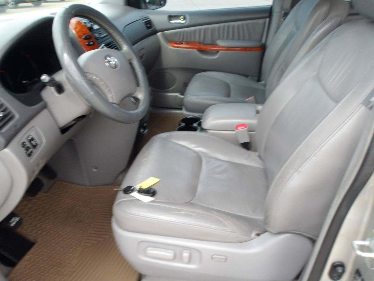 Used 2010 Toyota Sienna FWD image 17