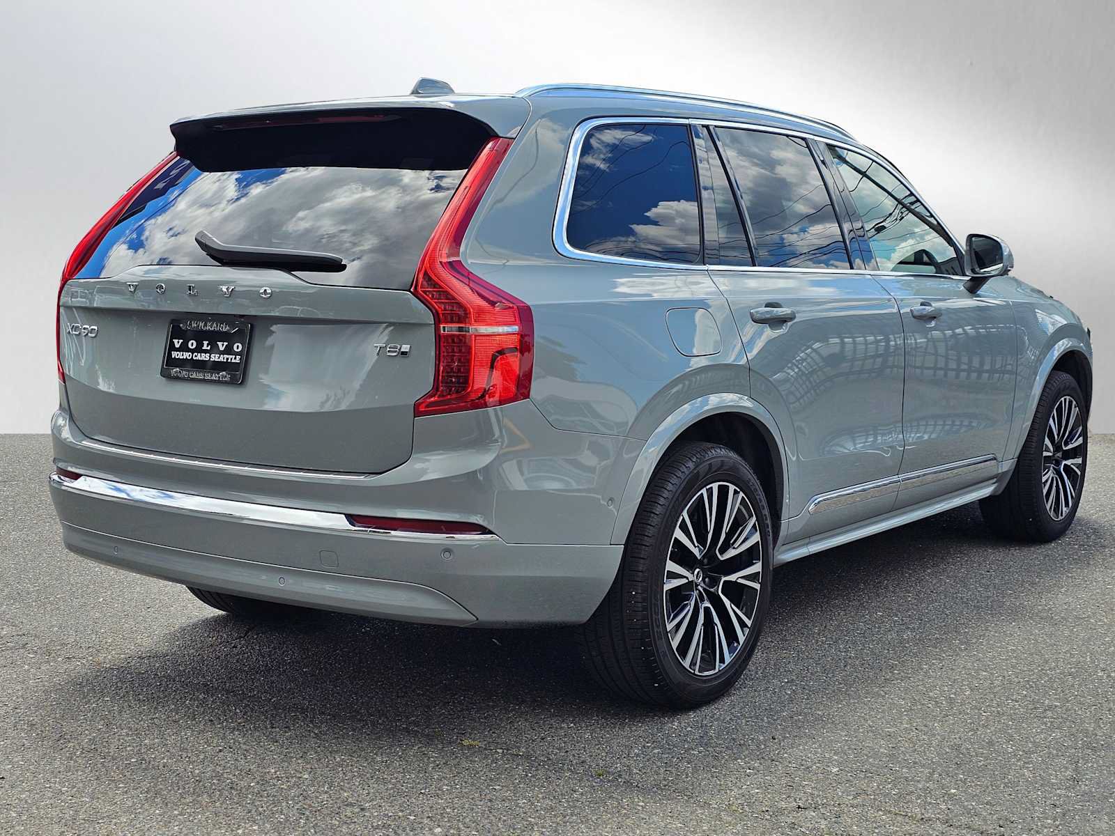 Certified 2025 Volvo XC90 T8 Plus w/ Protection Package Premier AWD/4WD image 3