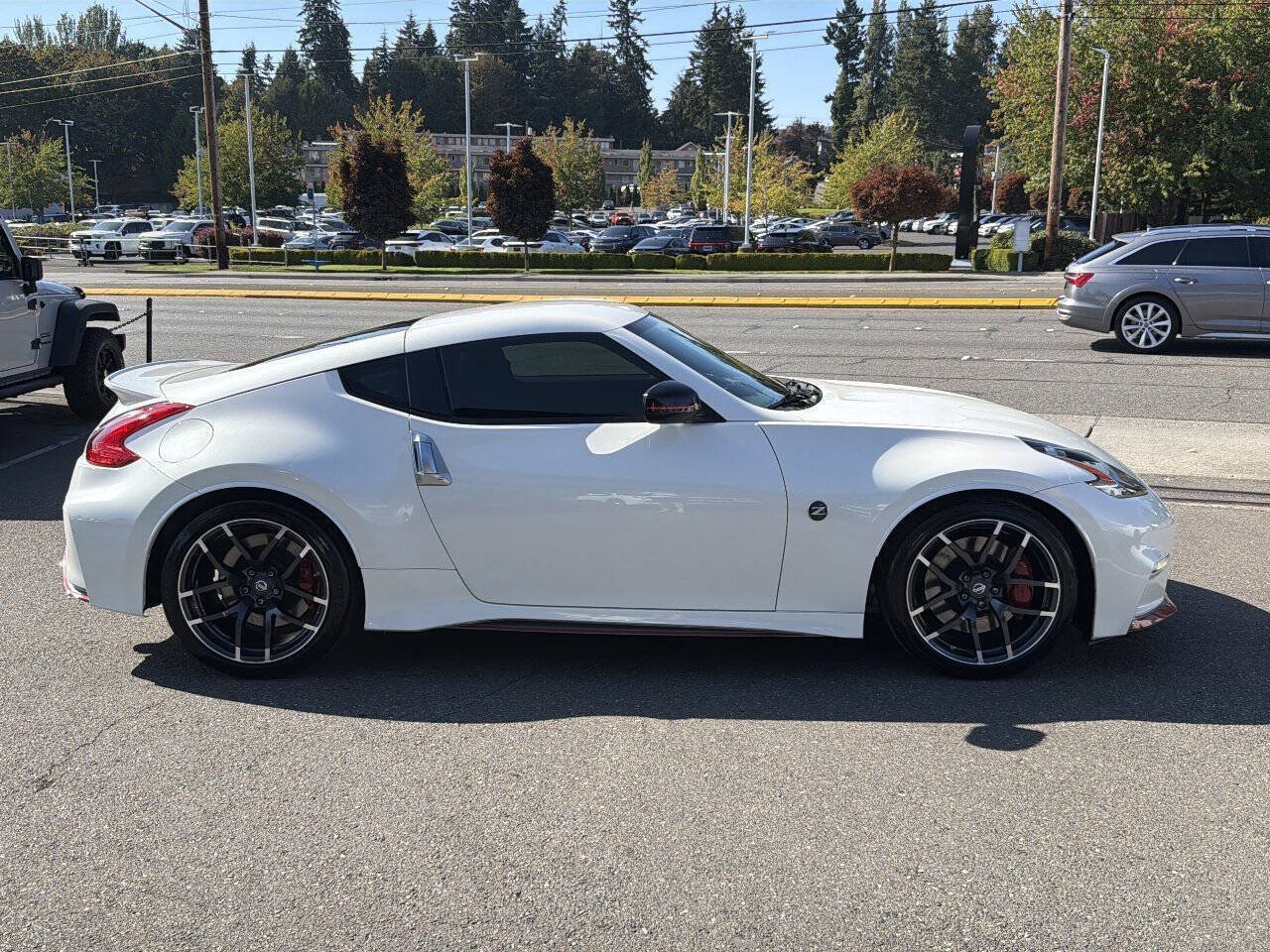 Used 2017 Nissan 370Z NISMO RWD image 11