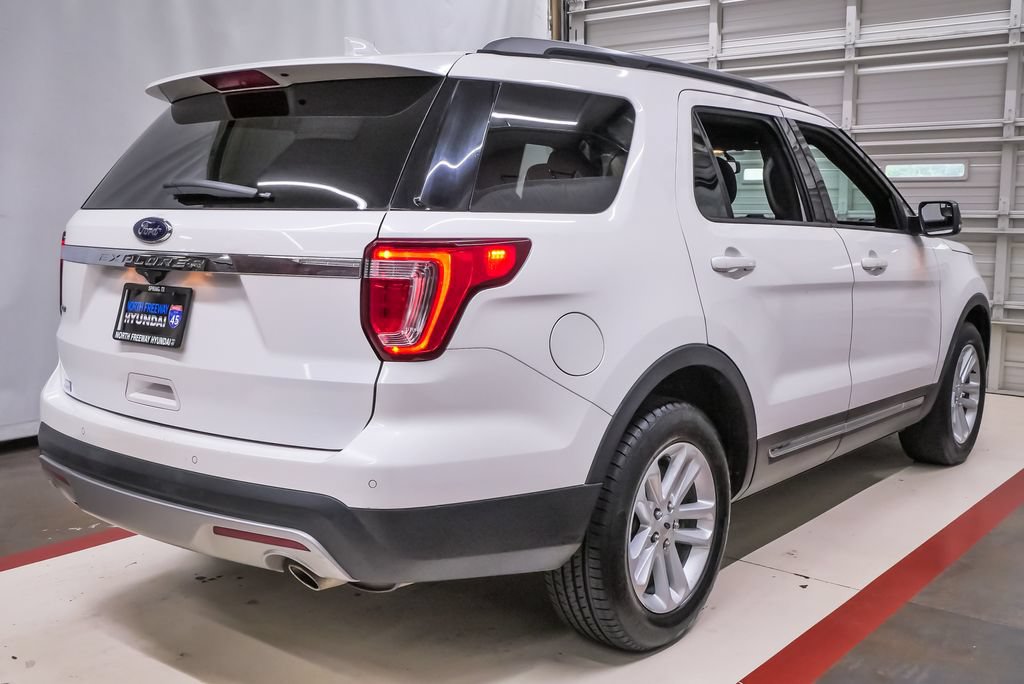 Used 2017 Ford Explorer XLT w/ Equipment Group 201A FWD image 5