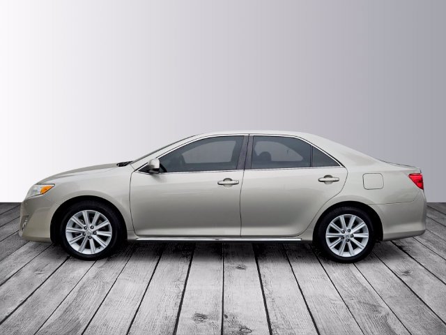 Used 2014 Toyota Camry XLE w/ Leather Package FWD image 2