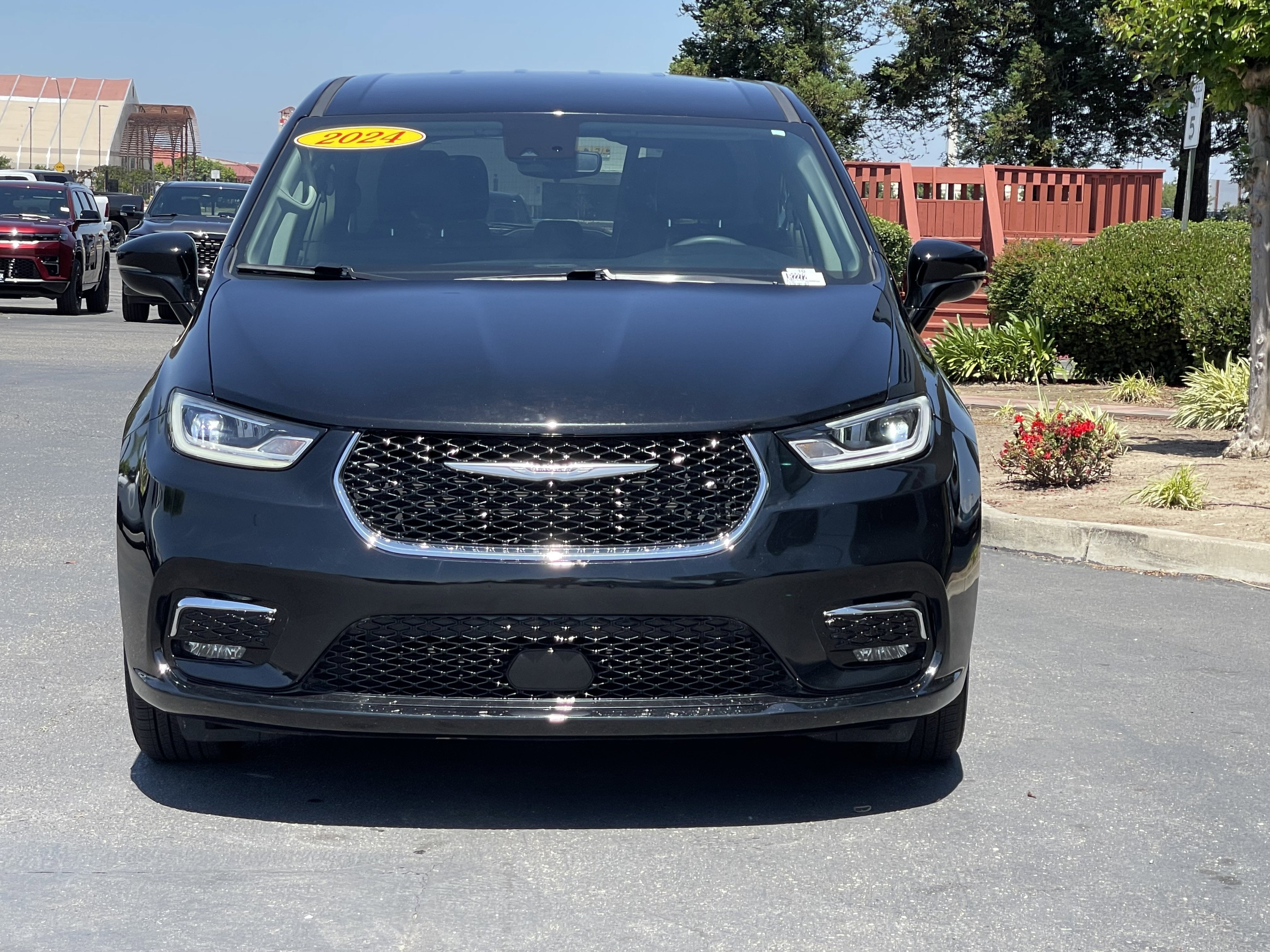 Used 2024 Chrysler Pacifica Touring-L FWD image 4