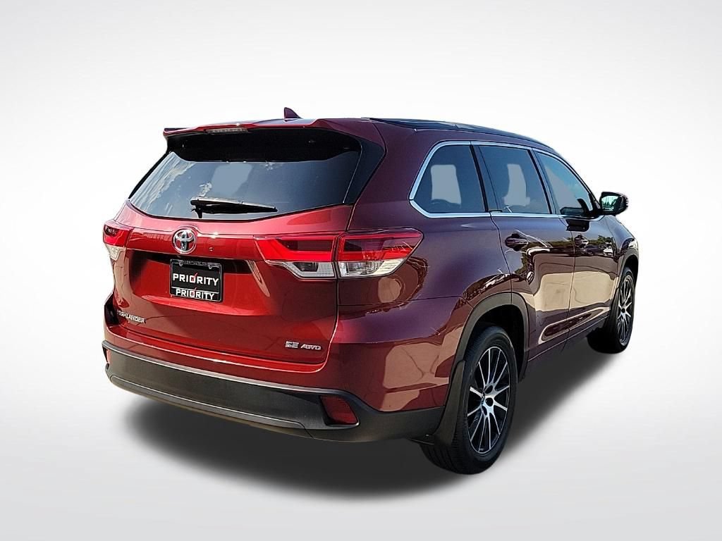 Used 2017 Toyota Highlander SE AWD/4WD image 4