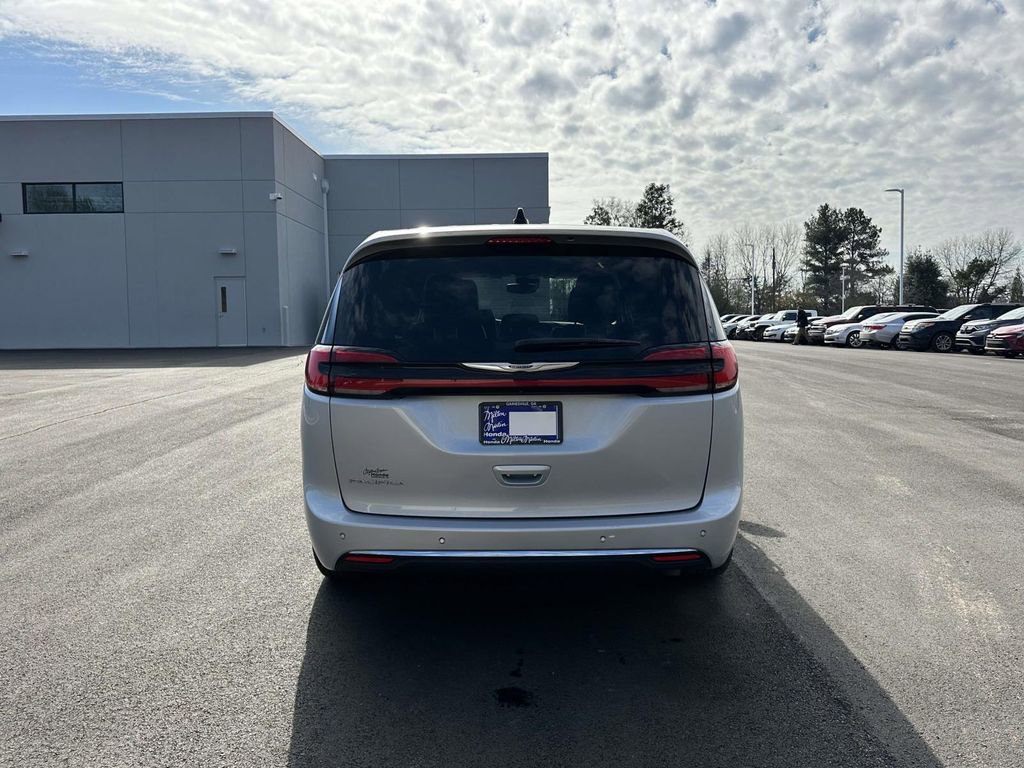 Used 2024 Chrysler Pacifica Touring-L image 27