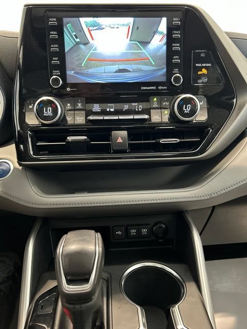 Used 2021 Toyota Highlander XLE AWD/4WD image 14