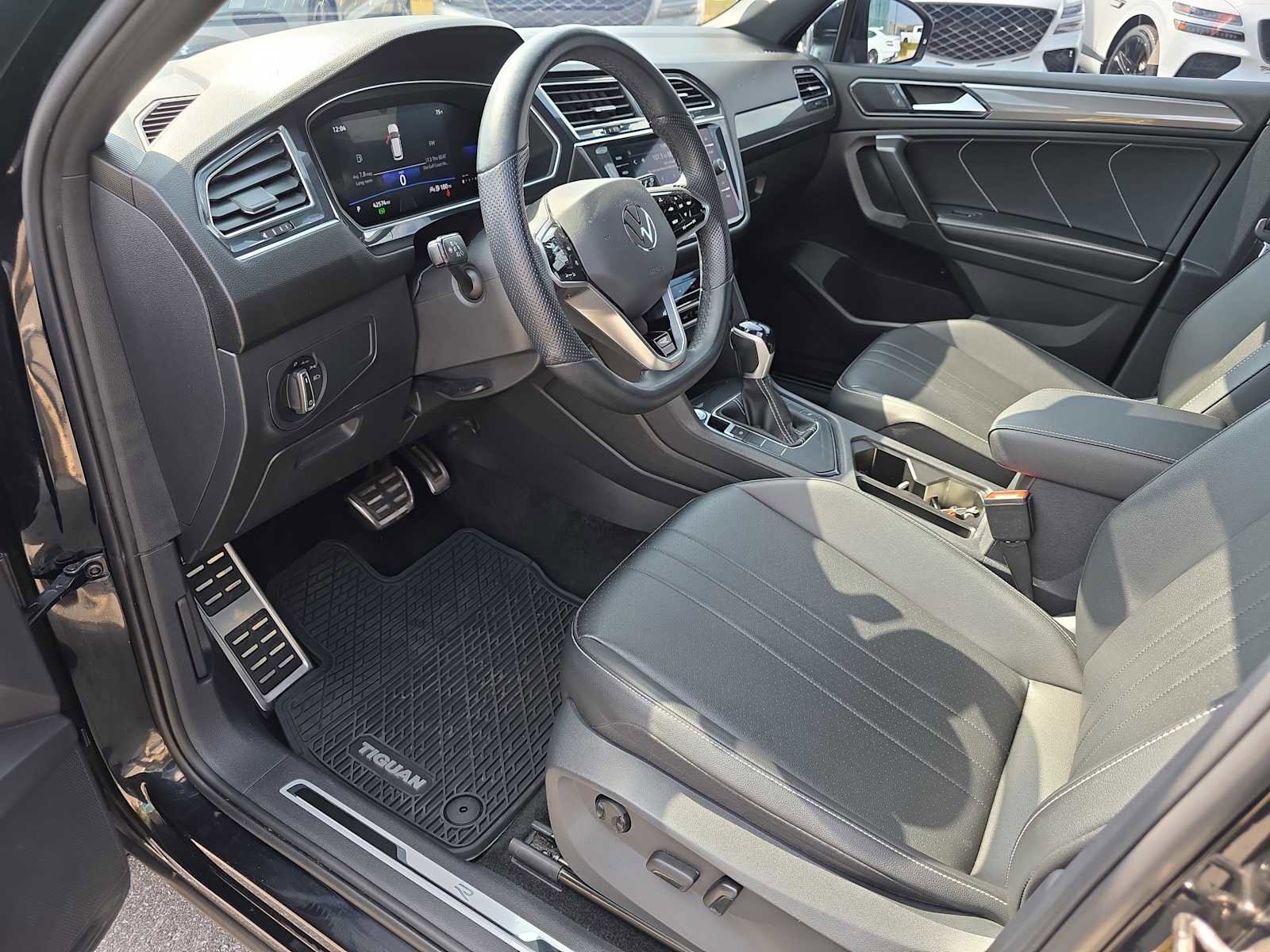 Used 2023 Volkswagen Tiguan SE R-Line image 8
