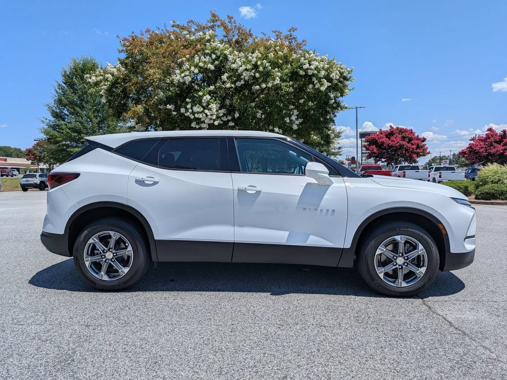 Used 2025 Chevrolet Blazer LT FWD image 9