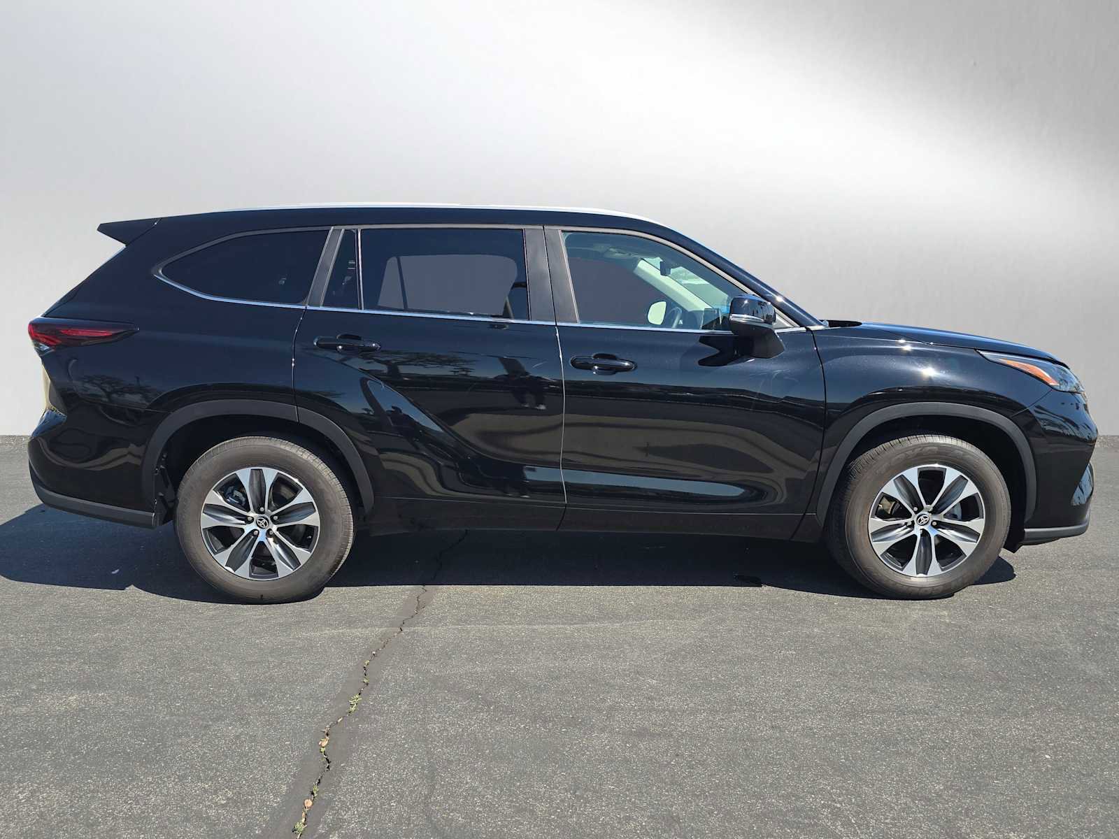 Used 2025 Toyota Highlander XLE FWD image 2