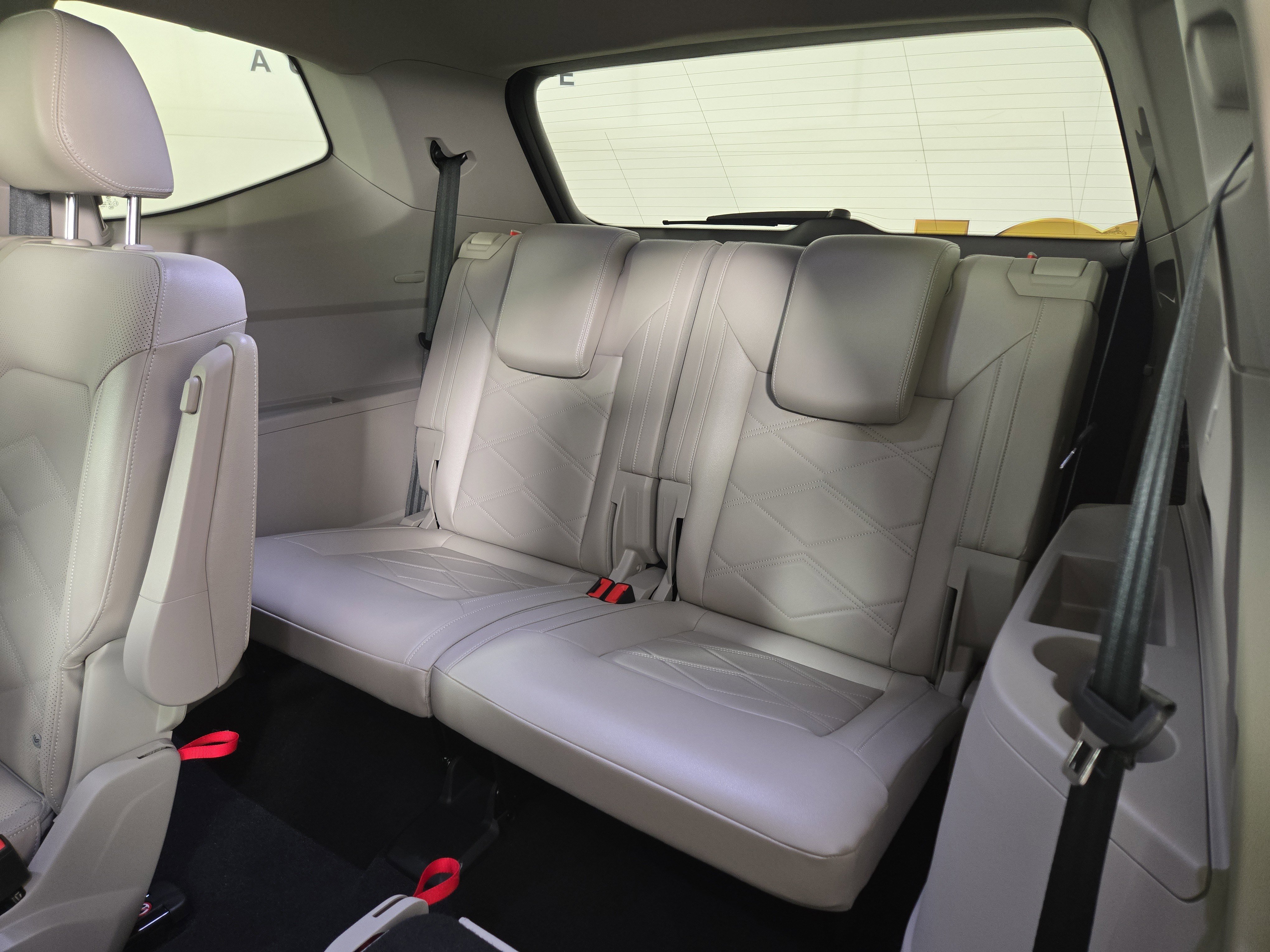 Used 2025 Volkswagen Atlas SE image 13