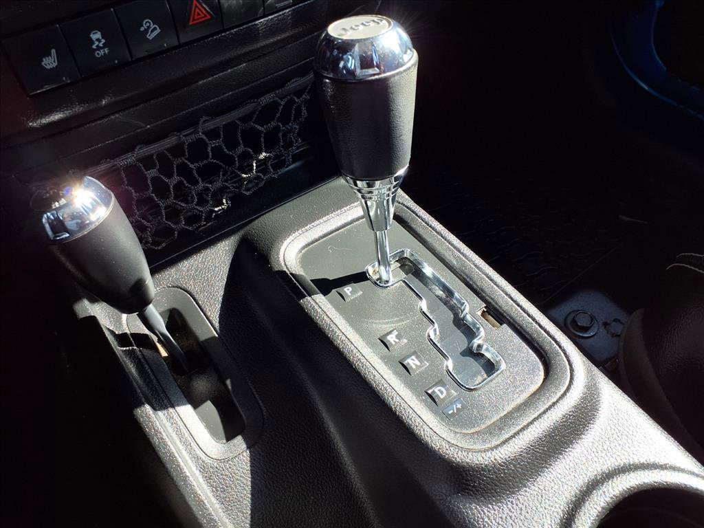 Used 2015 Jeep Wrangler Unlimited Sahara w/ Connectivity Group image 11