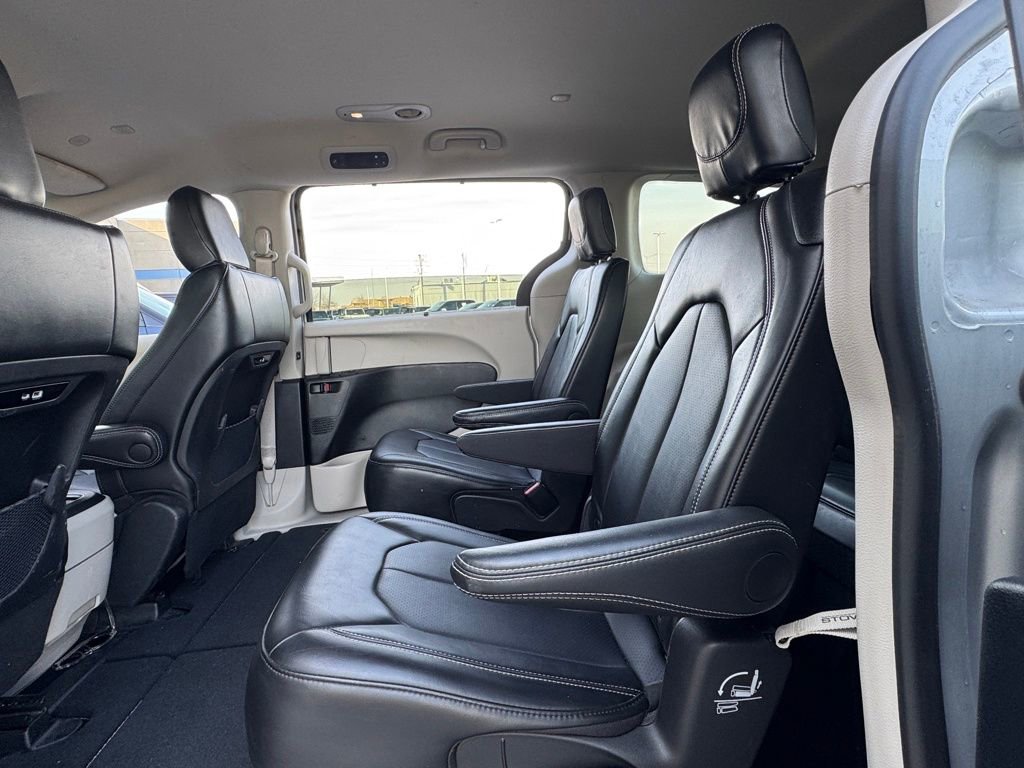 Used 2024 Chrysler Pacifica Touring-L image 30