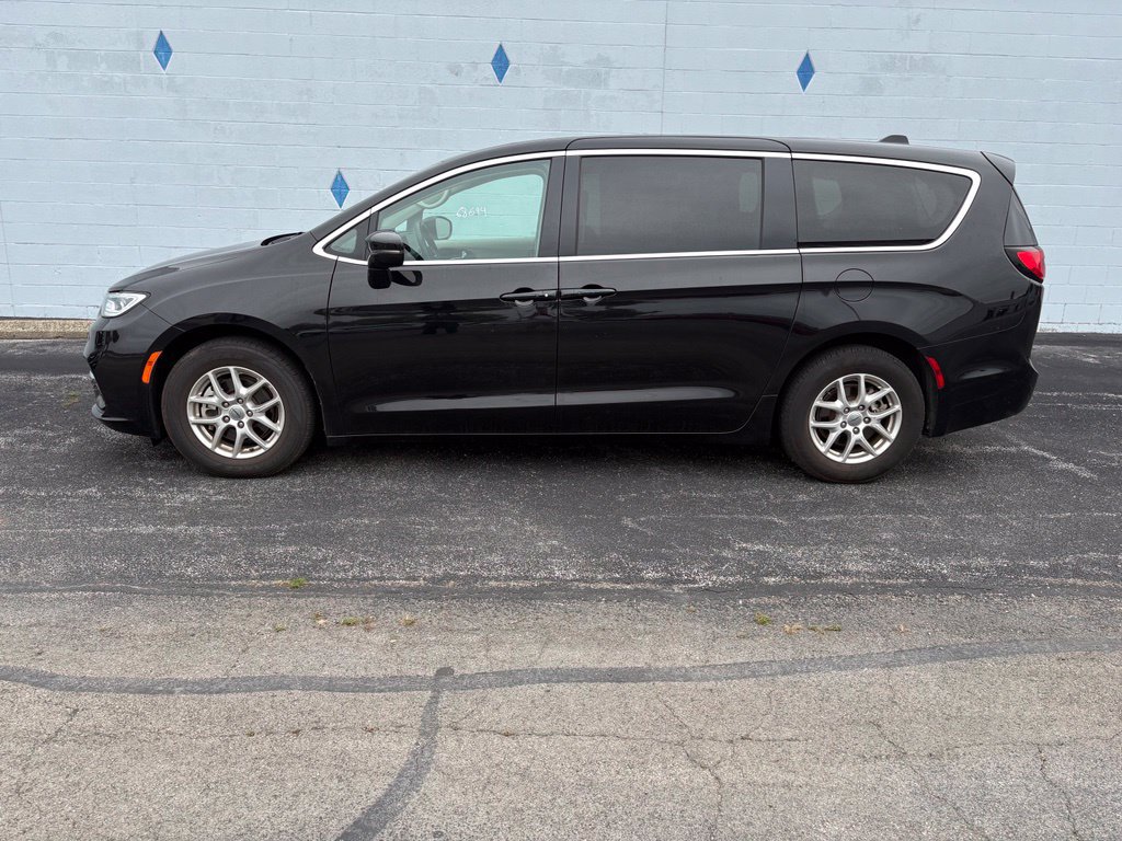 Used 2024 Chrysler Pacifica Touring-L FWD image 1