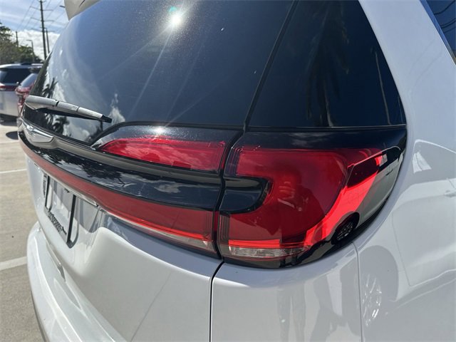 Used 2024 Chrysler Pacifica Touring image 22