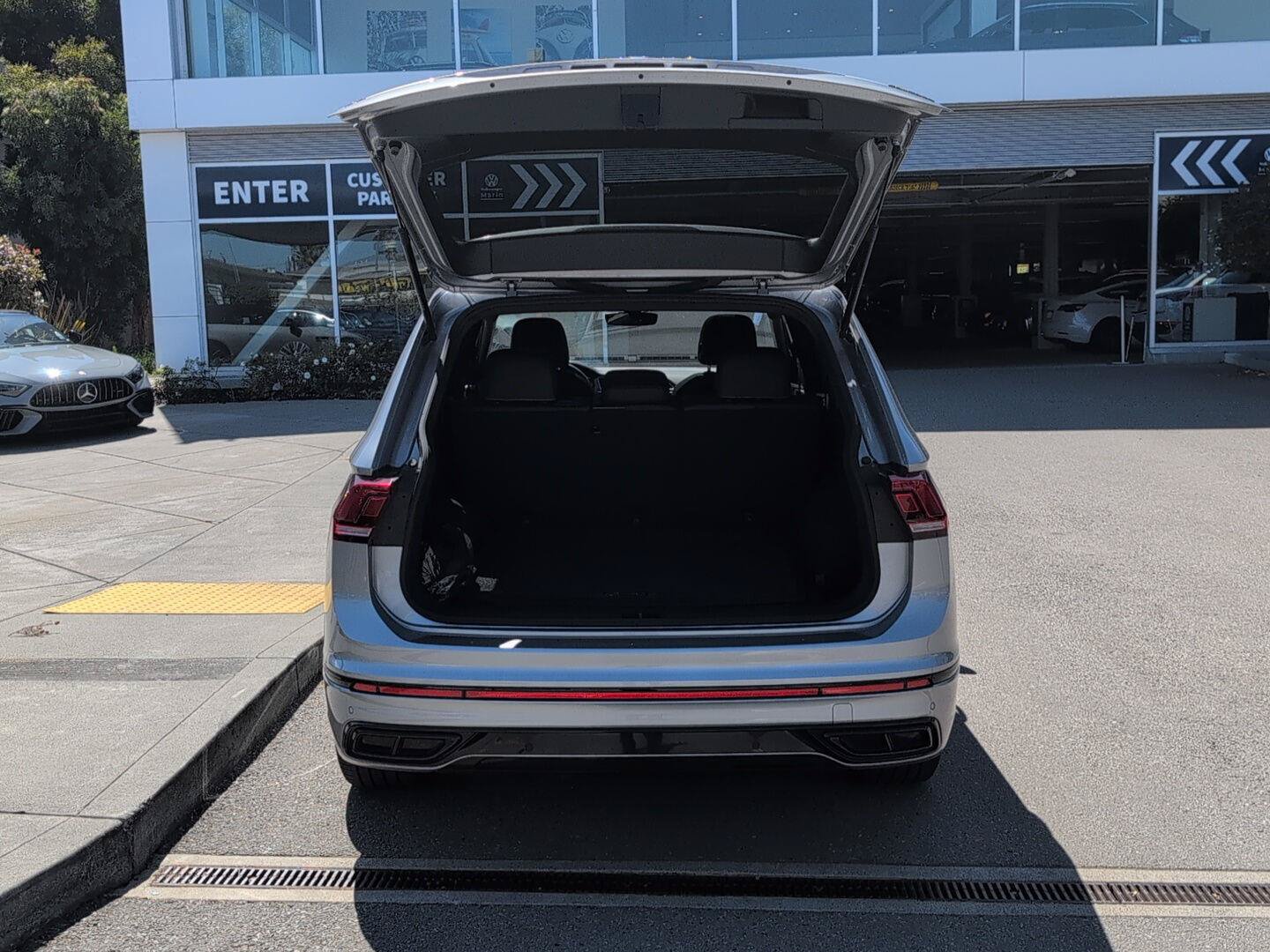 Used 2023 Volkswagen Tiguan SE R-Line AWD/4WD image 16