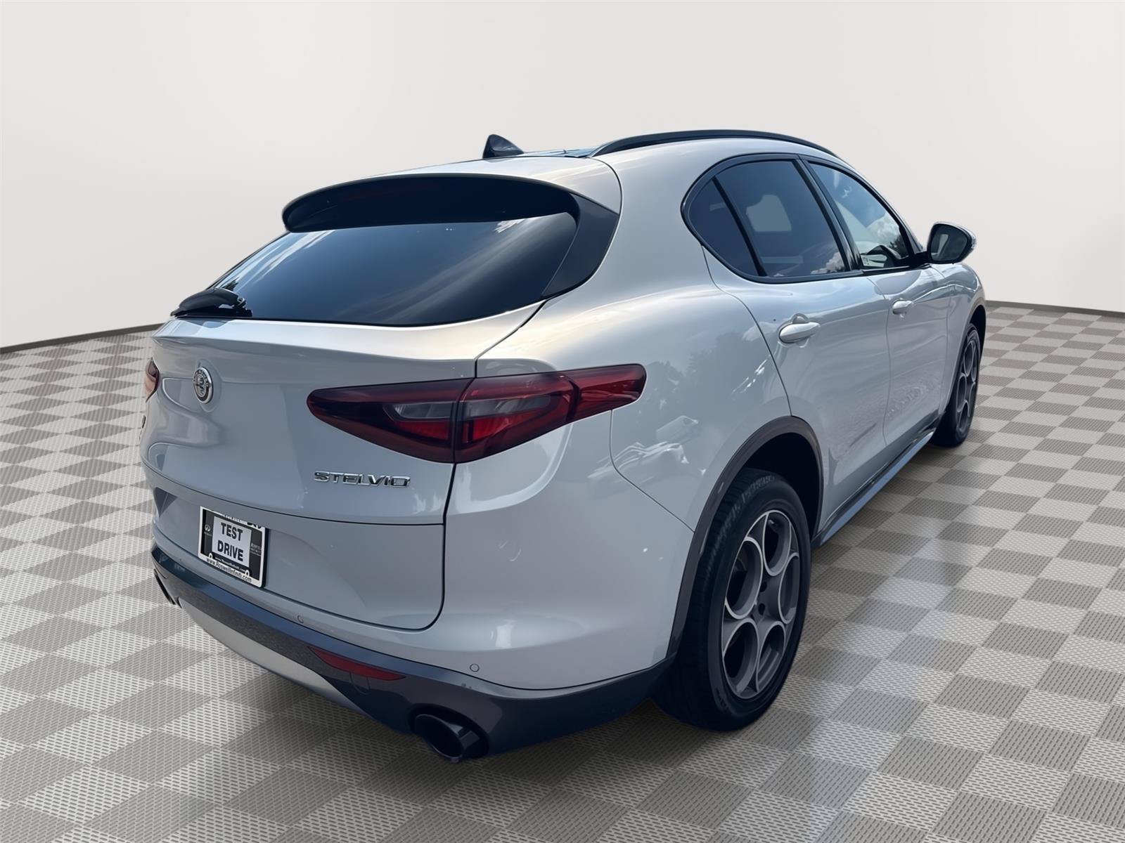 Used 2023 Alfa Romeo Stelvio Ti AWD/4WD image 6