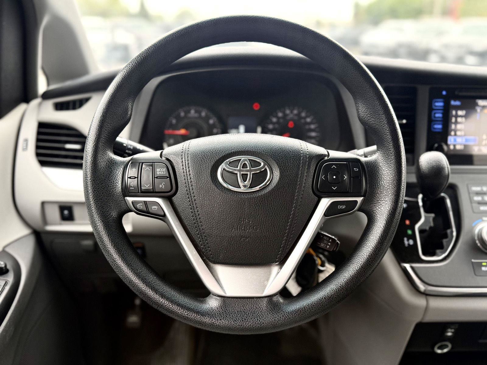 Used 2015 Toyota Sienna LE FWD image 21