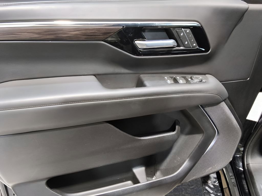 Used 2025 Chevrolet Suburban Z71 AWD/4WD image 13