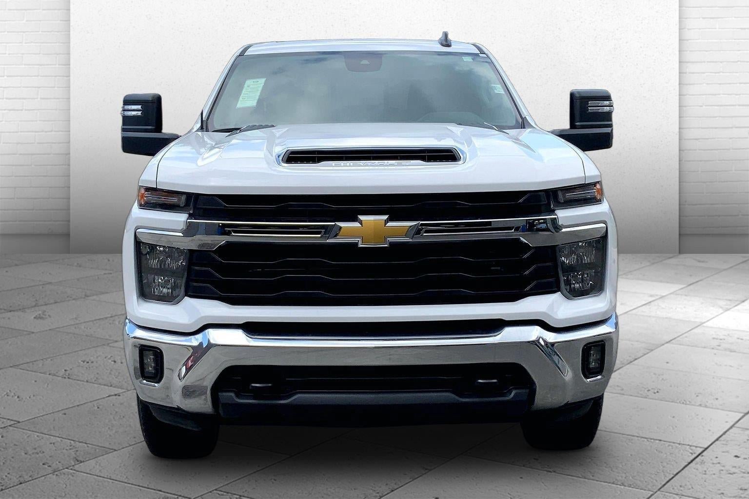 Used 2025 Chevrolet Silverado 2500 LT AWD/4WD image 2