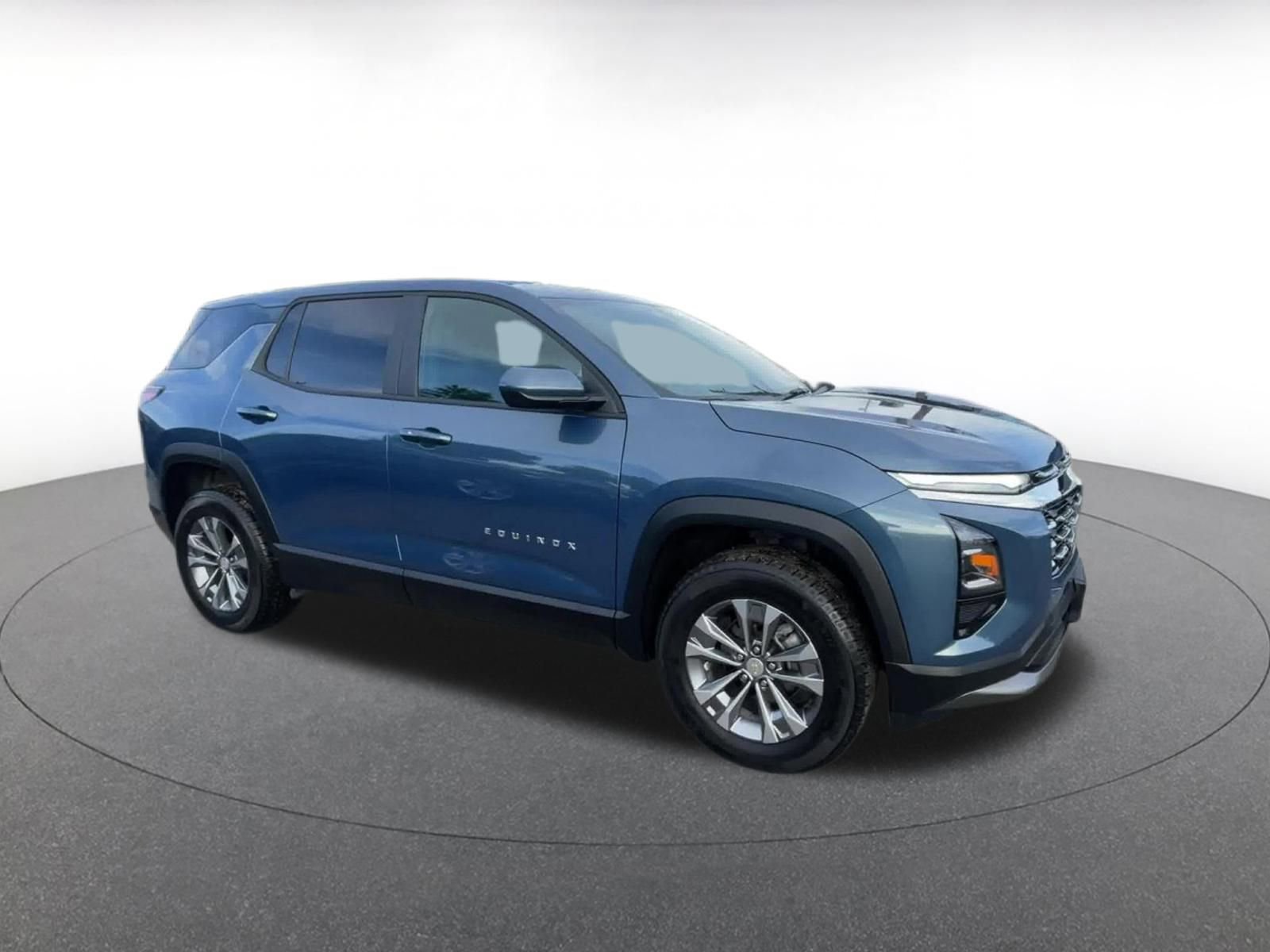 Used 2025 Chevrolet Equinox LT image 2