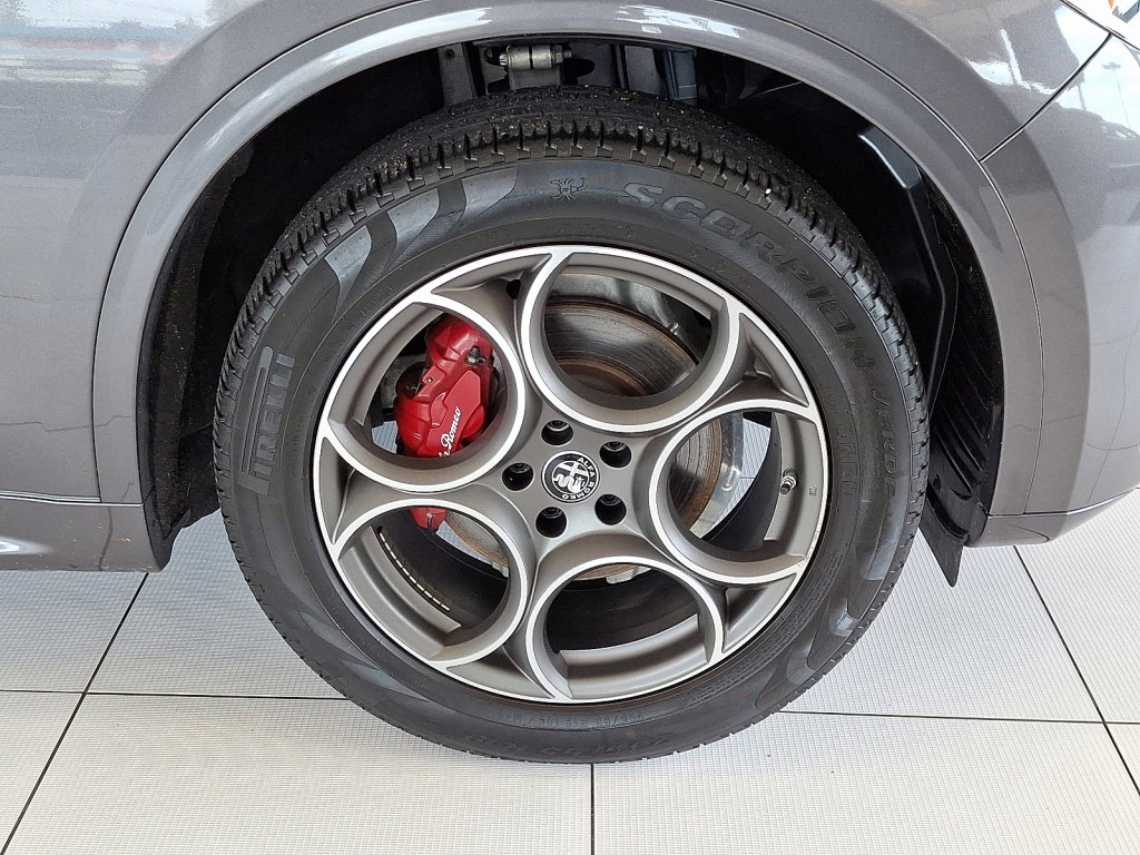 Used 2022 Alfa Romeo Stelvio Ti image 9