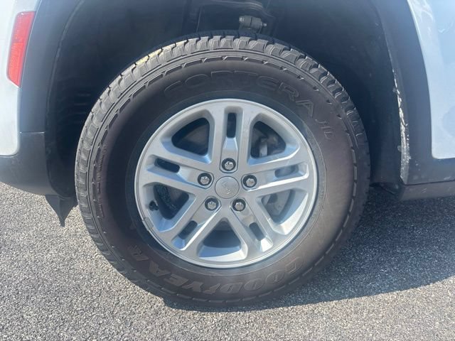 Used 2023 Jeep Grand Cherokee Laredo AWD/4WD image 5