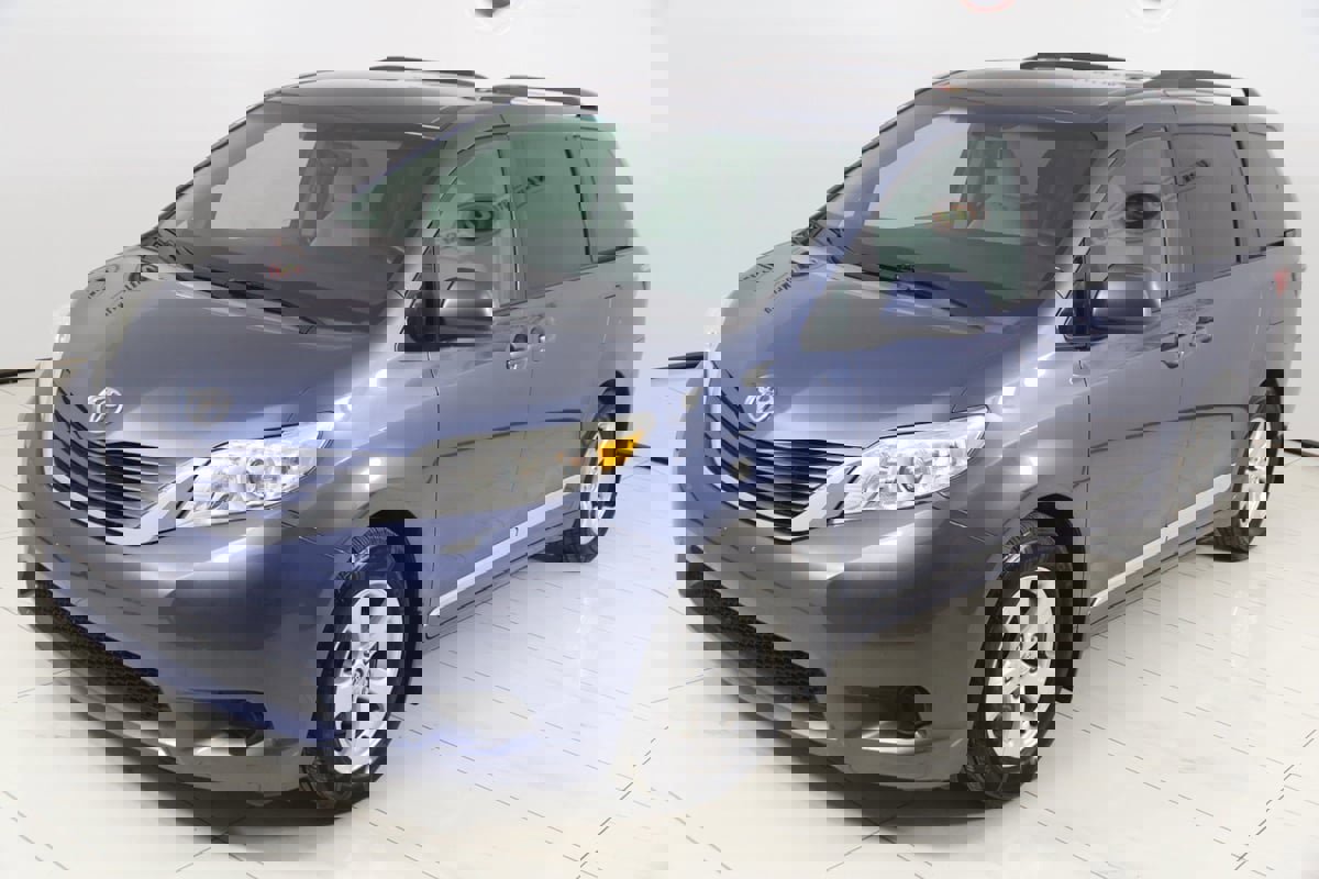 Used 2016 Toyota Sienna LE image 19