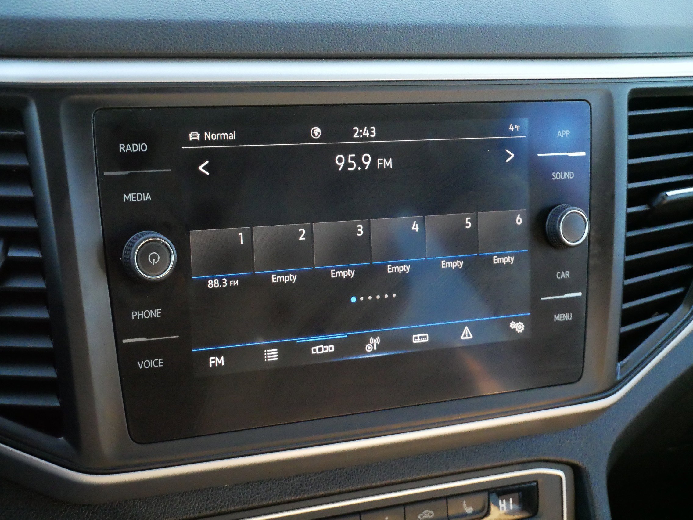 Certified 2021 Volkswagen Atlas Cross Sport SE w/ Panoramic Sunroof Package image 22