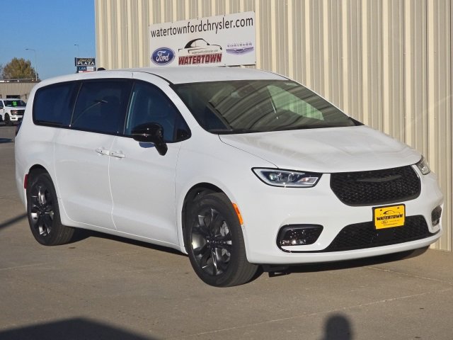 New 2026 Chrysler Pacifica Select image 2