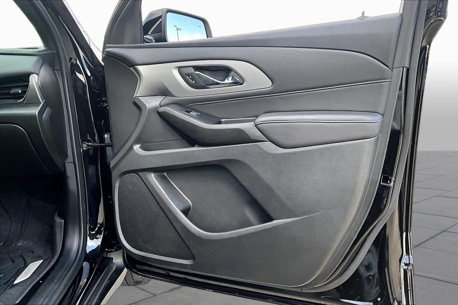 Used 2023 Chevrolet Traverse LT FWD image 23