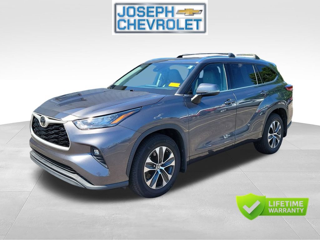 Used 2020 Toyota Highlander XLE AWD/4WD image 2