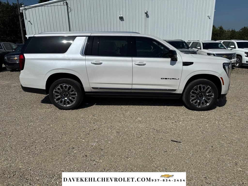 Used 2025 GMC Yukon XL Denali Ultimate w/ LPO, Illumination Package AWD/4WD image 7
