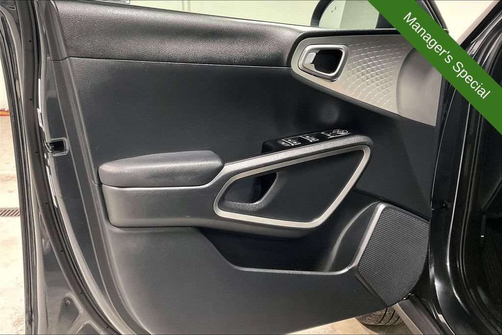 Used 2025 Kia Soul LX w/ LX Technology Package FWD image 21