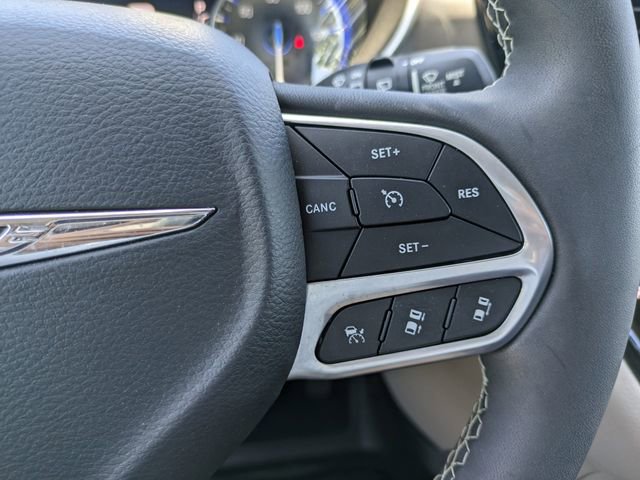 Used 2023 Chrysler Pacifica Touring-L FWD image 27