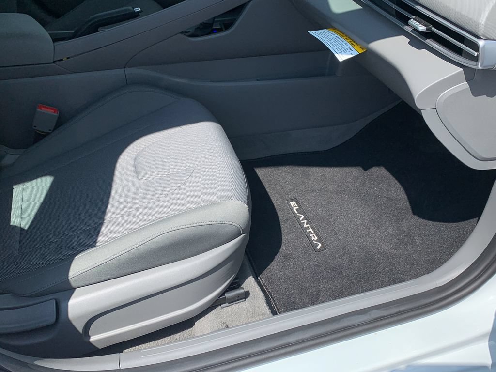Certified 2026 Hyundai Elantra SE w/ Cargo Package FWD image 35