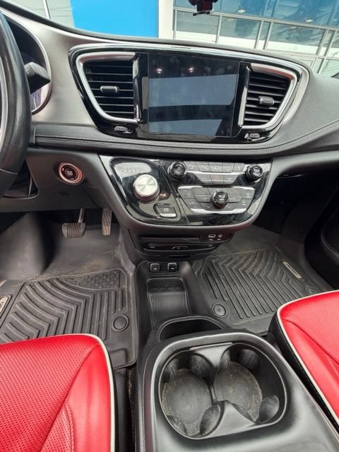Used 2020 Chrysler Pacifica Limited w/ Quick Order Package 27H Red S FWD image 11