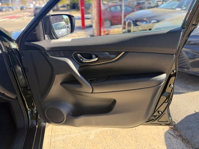 Used 2018 Nissan Rogue SV w/ Premium Package AWD/4WD image 28