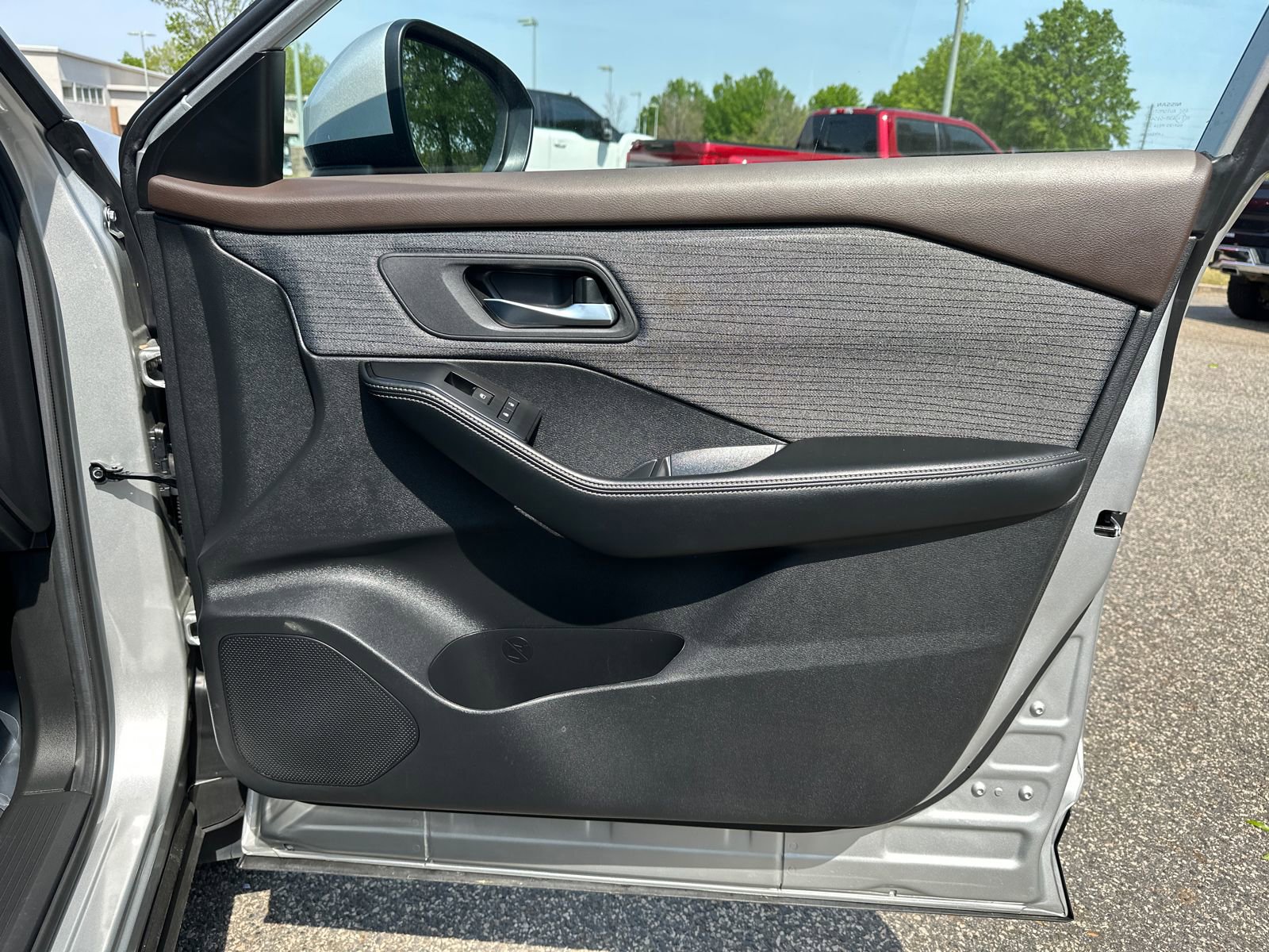 Used 2023 Nissan Rogue SV image 12