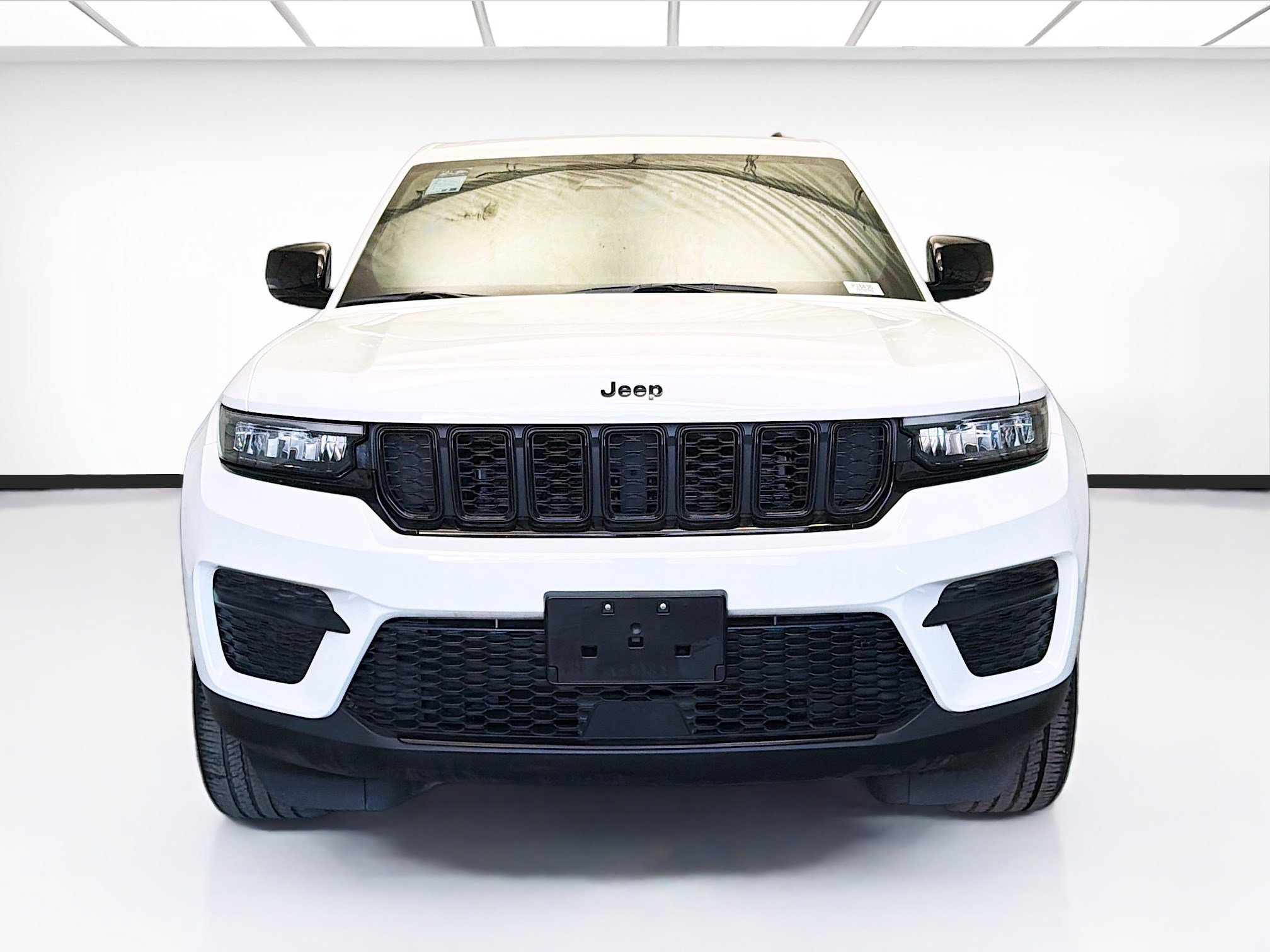 Used 2023 Jeep Grand Cherokee Altitude image 2