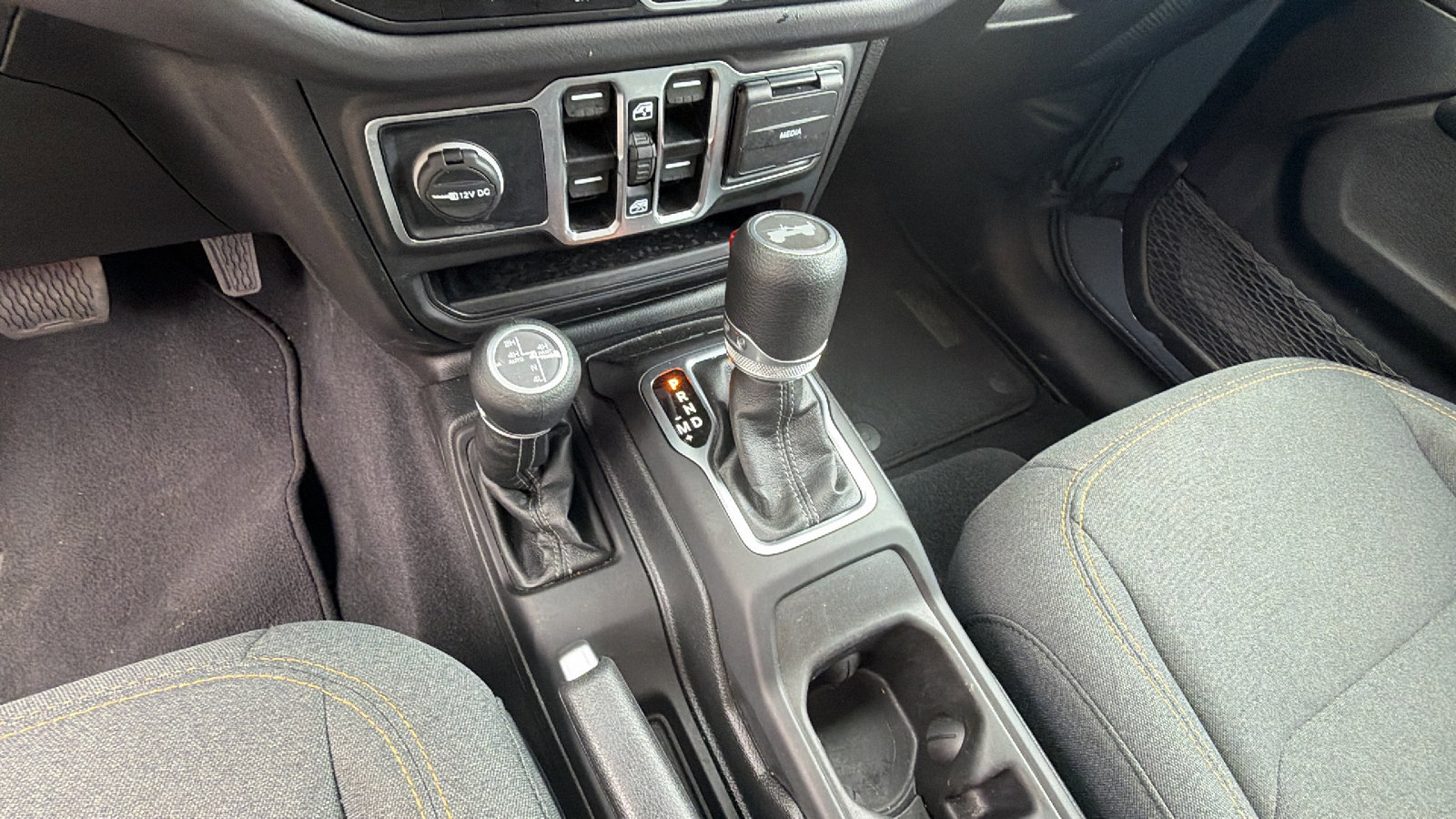 Used 2025 Jeep Wrangler Sahara image 30