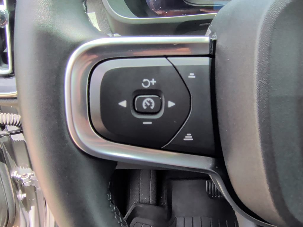 Used 2025 Volvo XC40 B5 Plus AWD/4WD image 18