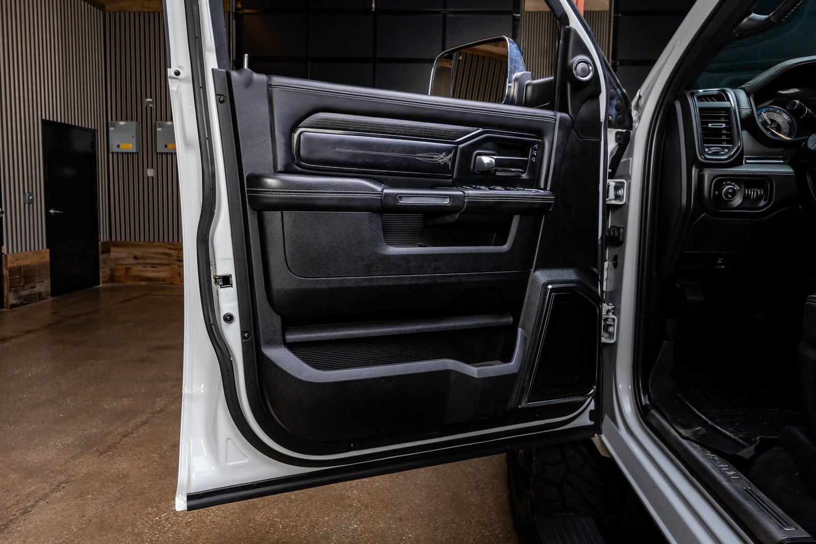 Used 2022 RAM 3500 Limited AWD/4WD image 34