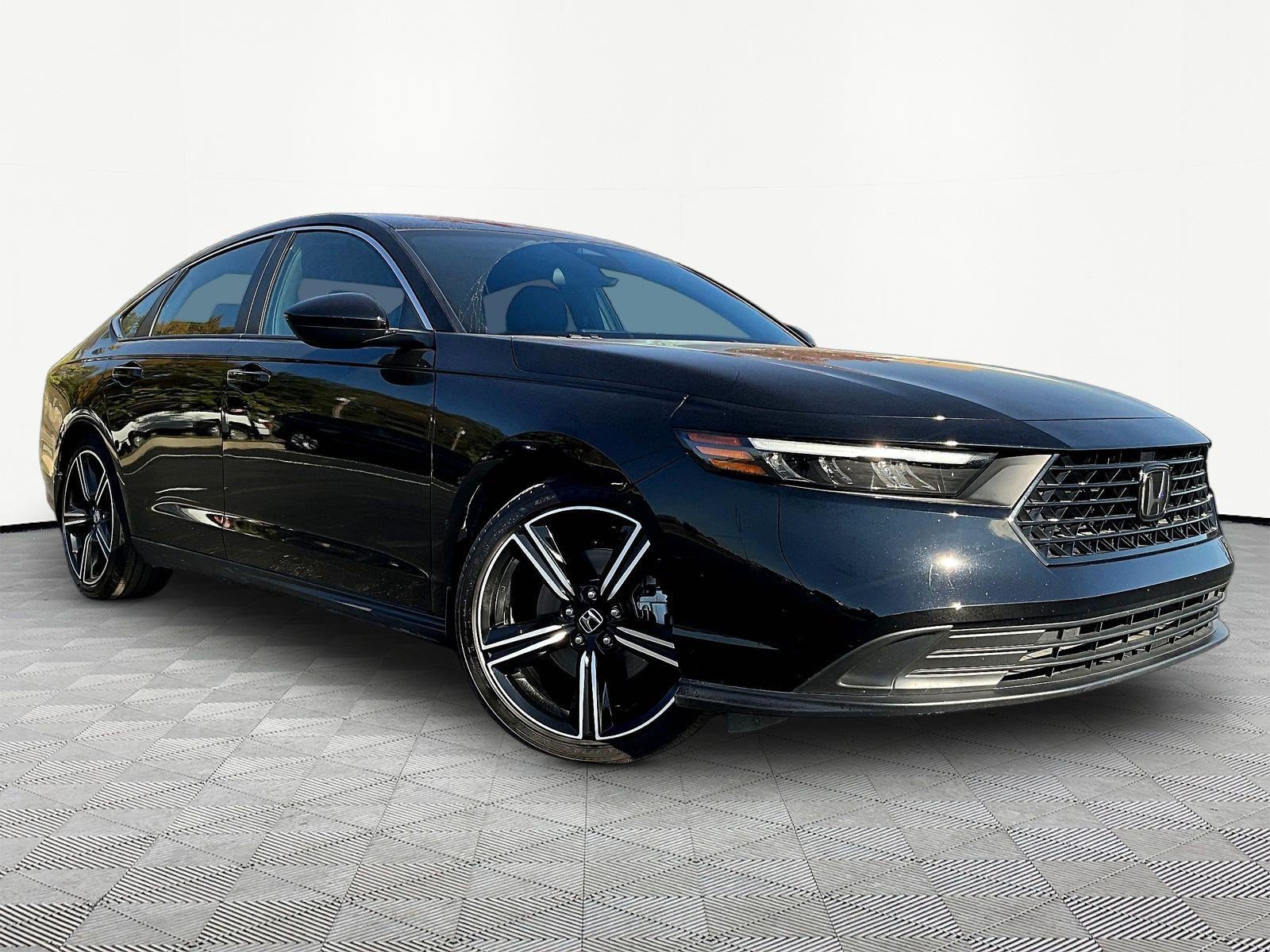 Used 2025 Honda Accord Sport image 3