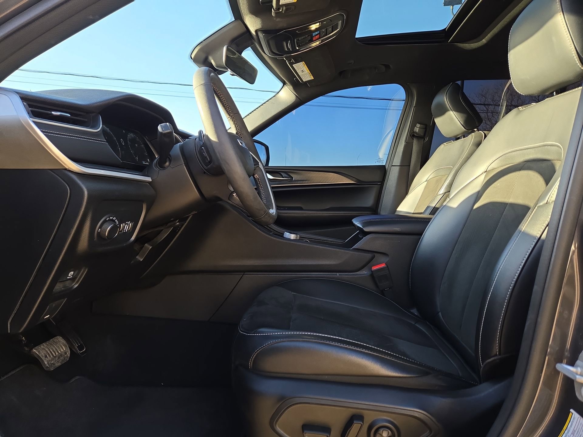 Used 2025 Jeep Grand Cherokee Altitude image 16