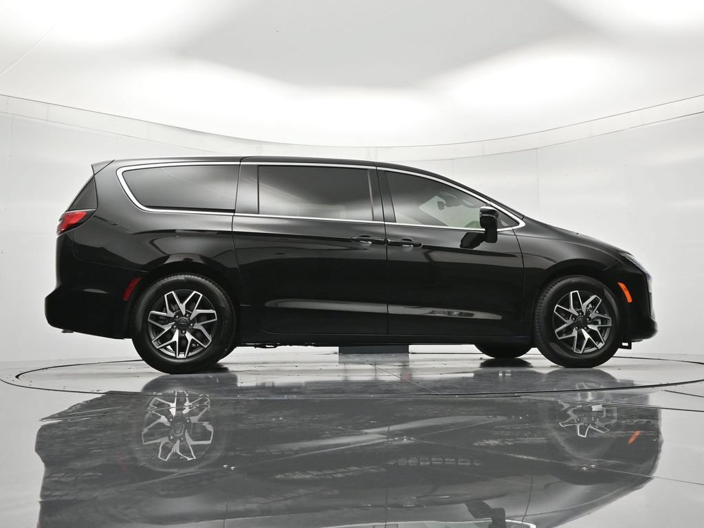 New 2027 Chrysler Pacifica Limited w/ Family Tech Group FWD image 42