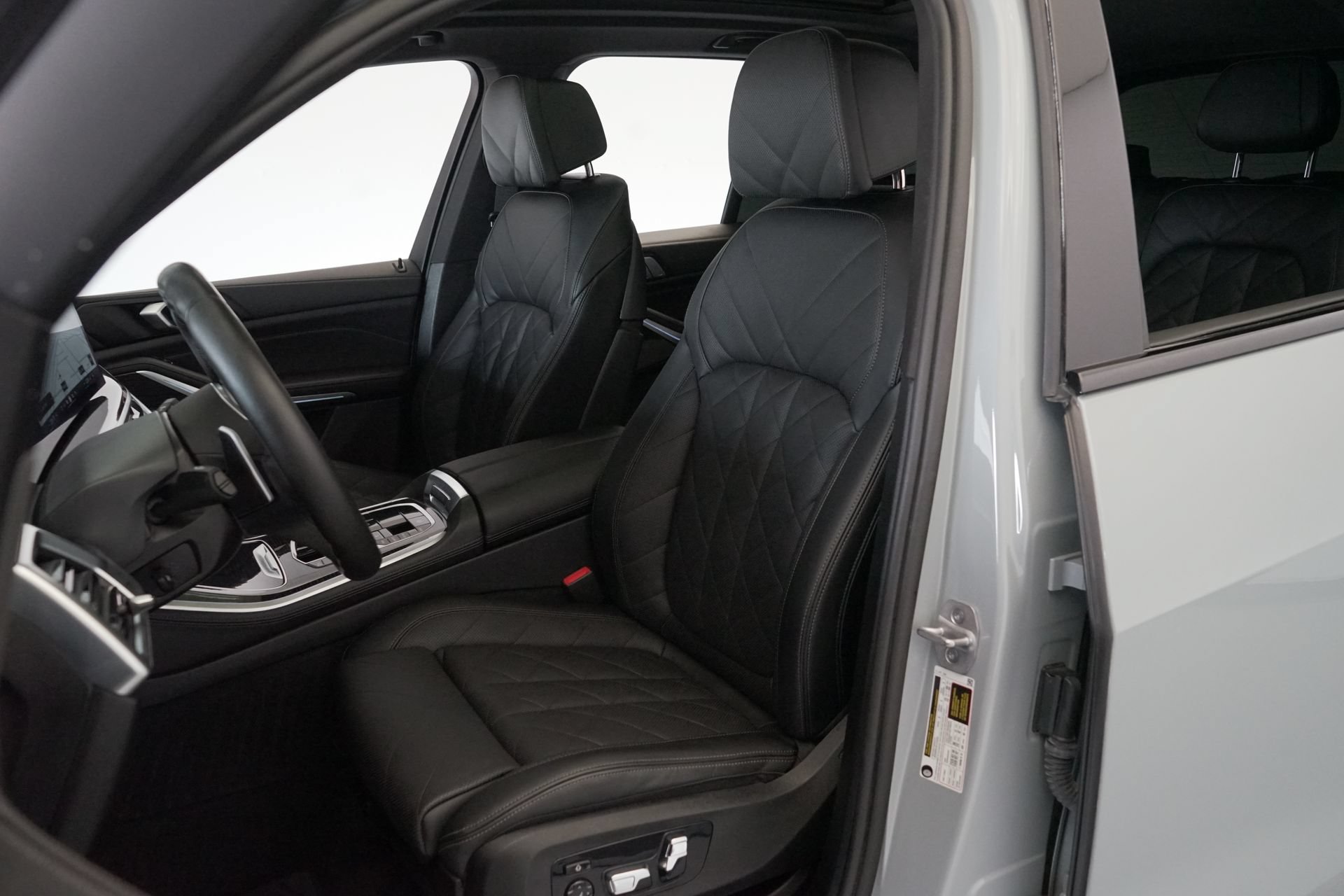 Used 2025 BMW X5 sDrive40i w/ M Sport Package RWD image 3