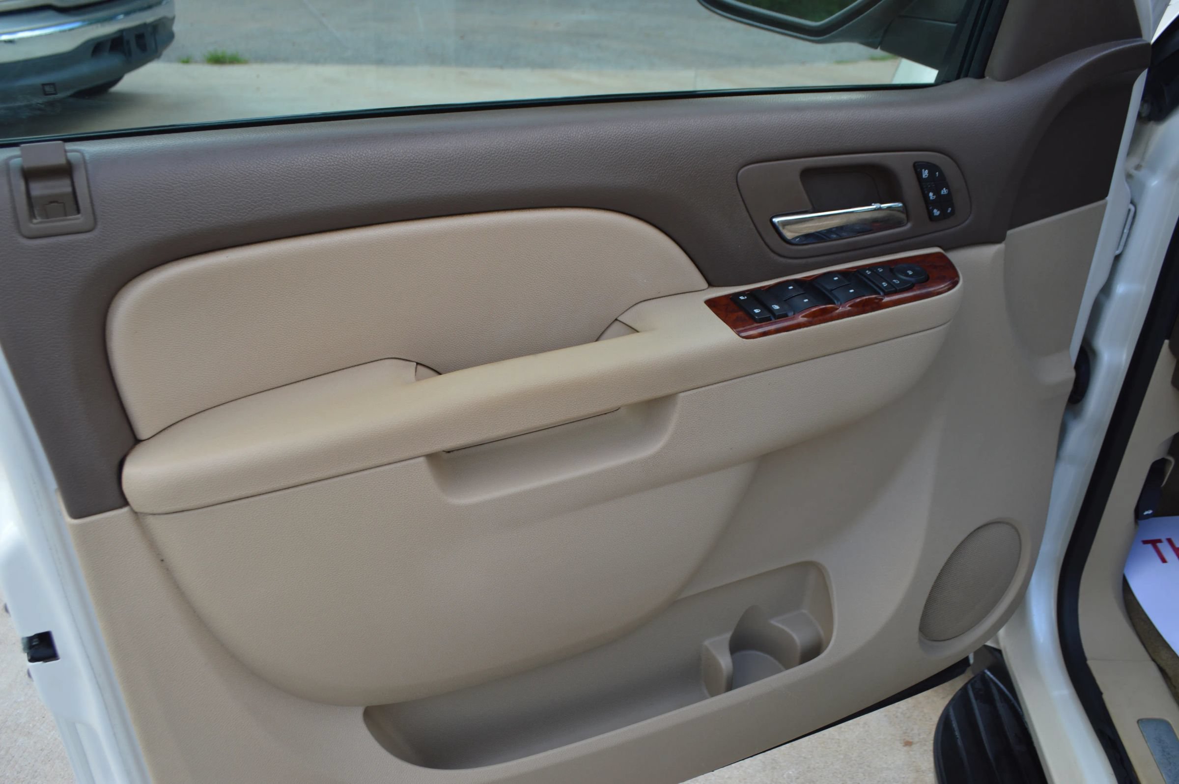 Used 2011 Chevrolet Avalanche LTZ AWD/4WD image 14