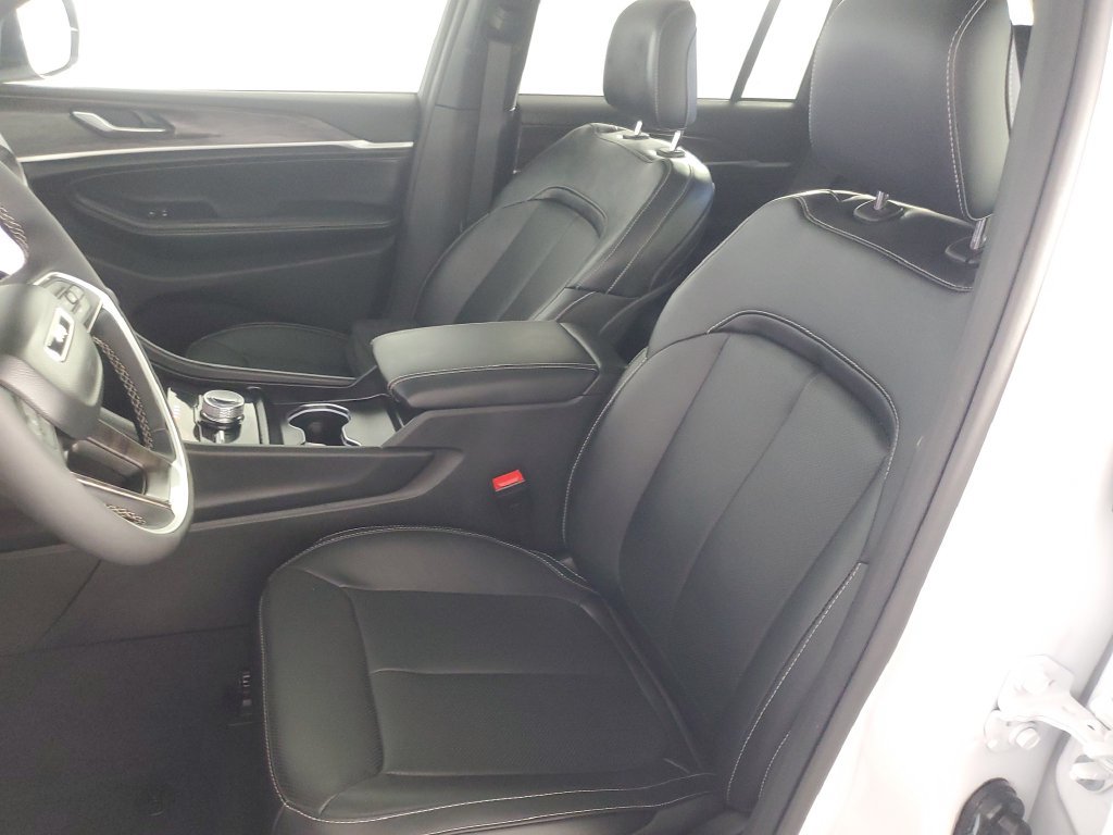 Used 2026 Jeep Grand Cherokee Limited AWD/4WD image 12